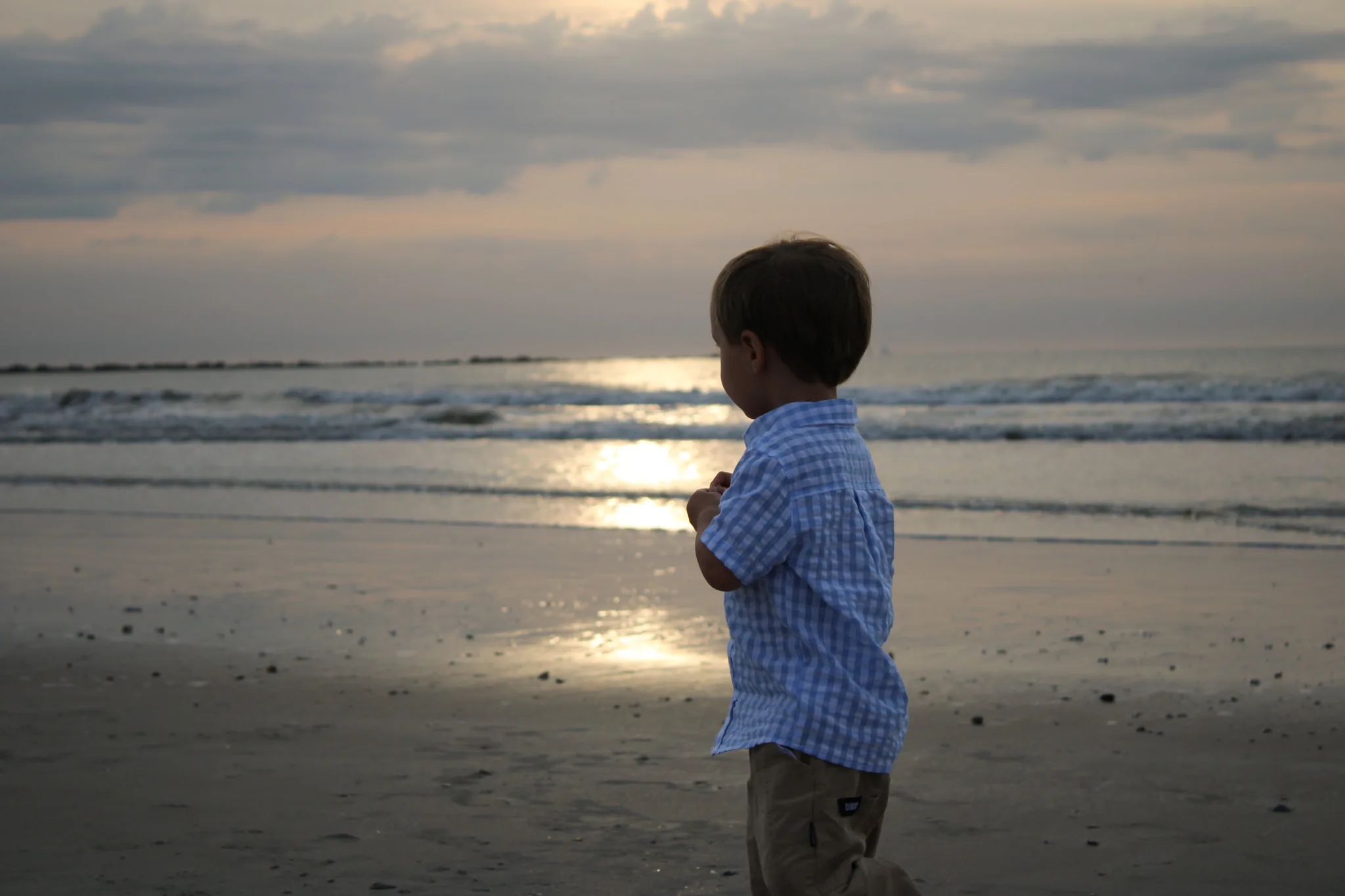 Family beach photo with child at sunset (09)