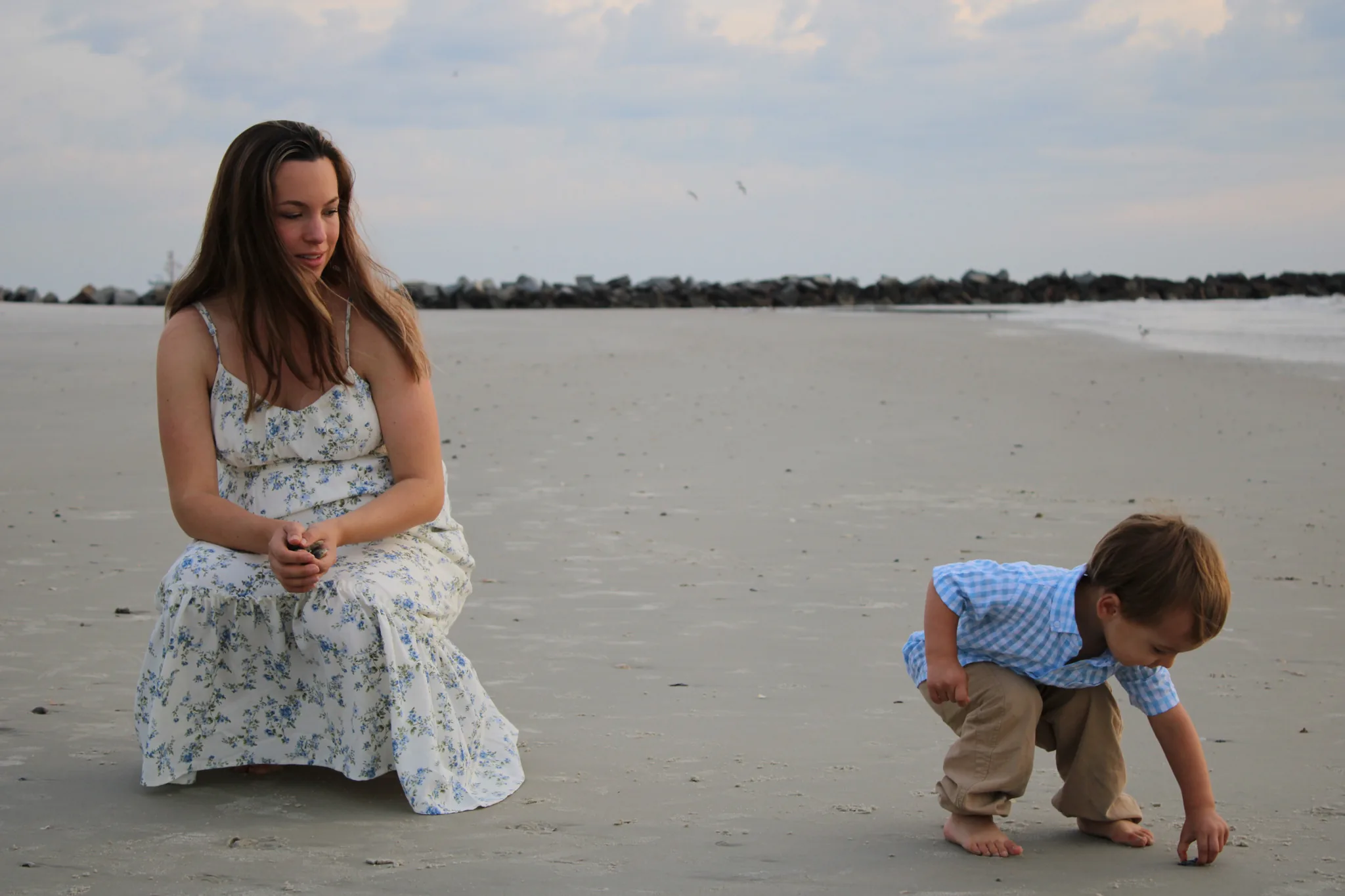 Family beach photo with child at sunset (10)