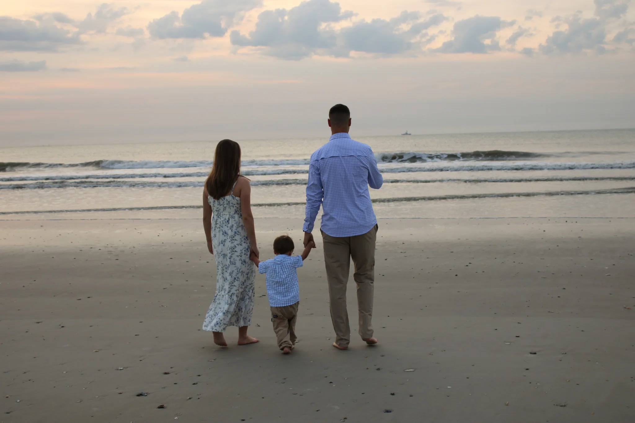 Family beach photo with child at sunset (15)