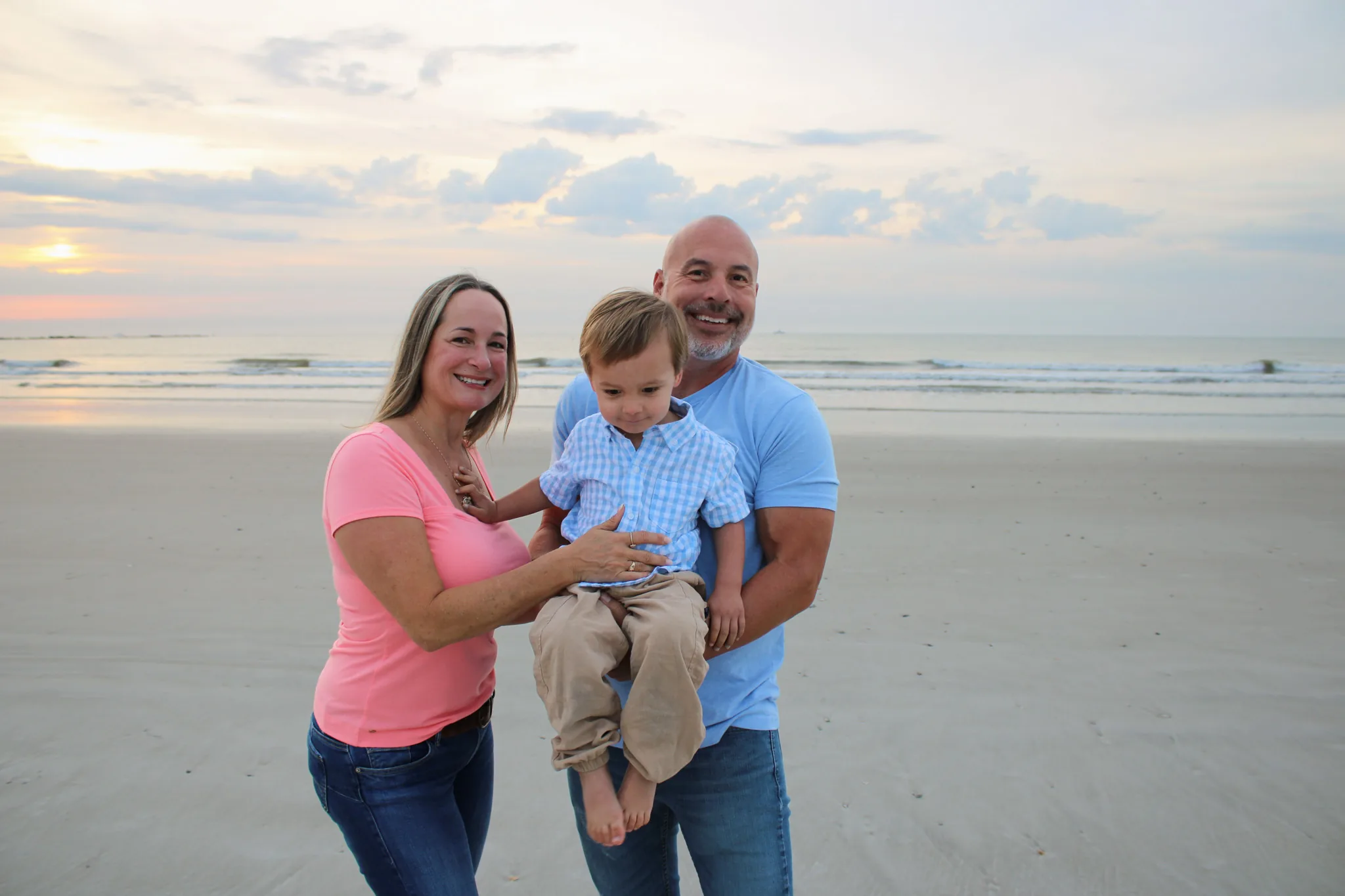 Family beach photo with child at sunset (16)