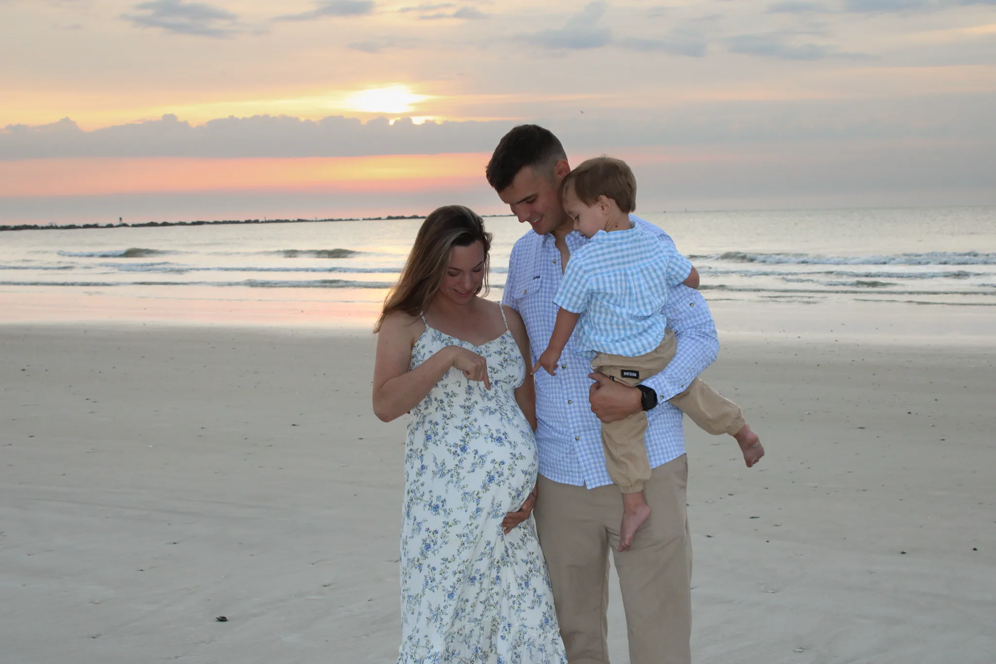 Maternity and family beach photo at sunset (23)